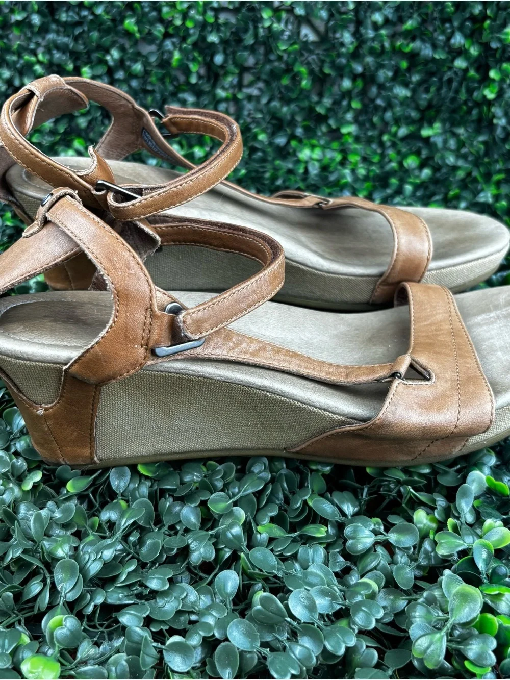 Teva Women's Brown Tan T-Strap Leather Sandals size 11 Woman - Picture 2 of 9